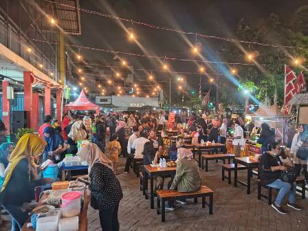 Suasana bazar Senja Surya di Pasar Kembang. Bazar ini buka sampai 31 Agustus 2023 setiap hari pukul 18.00.00-22.00 WIB.