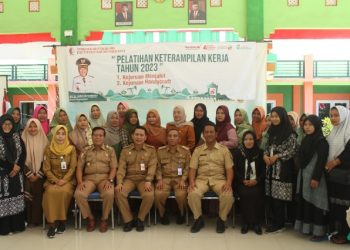 Foto bersama di sela pelatihan kerja bagi buruh pabrik rokok musiman dan buruh tani tembakau yang diselenggarakan Dinas Perindustrian dan Tenaga Kerja Pemkab Bojonegoro.