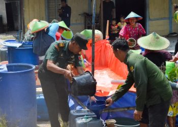 Distribusi air bersih kepada warga masyarakat di Desa Nganti, Kecamatan Ngraho, Kabupaten Bojonegoro.
