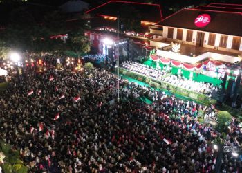Kegiatan dzikir dan sholawat yang dihadiri ribuan masyarakat dalam mensyukuri hari kemerdekaan ke 78 Indonesia oleh Habib Syech bin Abdul Qodir Assegaf (Habib Syech) di Halaman Gedung Negara Grahadi Surabaya.