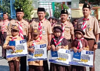Foto bersama di sela peringatan Hari Pramuka ke- 62 tahun 2023 di lapangan SMAN 1 Padangan, Kabupaten Bojonegoro.