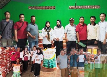 Penyaluran bantuan hibah pupuk NPK non subsidi untuk petani tembakau di Bojonegoro.