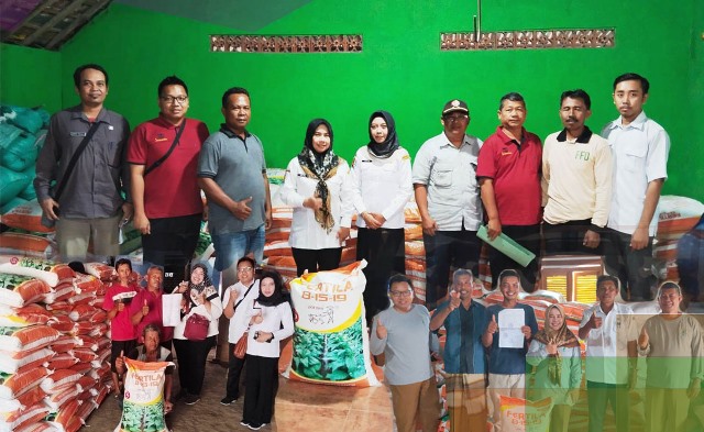 Penyaluran bantuan hibah pupuk NPK non subsidi untuk petani tembakau di Bojonegoro.