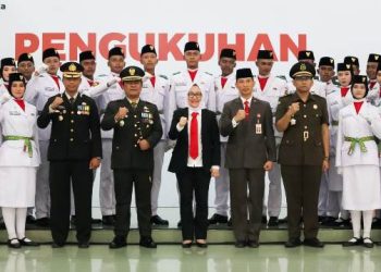 Bupati Bojonegoro Anna Mu'awanah berfoto bersama usai prosesi pengukuhan anggota Pasukan Pengibar Bendera (Paskibra) Kabupaten Bojonegoro tahun 2023.