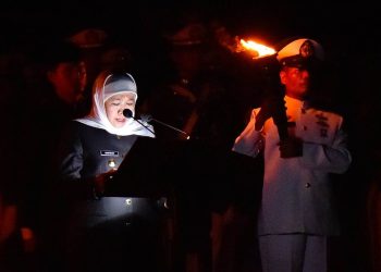 Gubernur Jawa Timur Khofifah Indar Parawansa memimpin Apel Kehormatan dan Renungan Suci (AKRS) di Taman Makam Pahlawan (TMP) 10 Nopember, Surabaya.