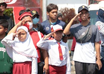 Para peserta upacara peringatan detik-detik Proklamasi HUT ke-78 Kemerdekaan RI di halaman Gedung Negara Grahadi Surabaya.