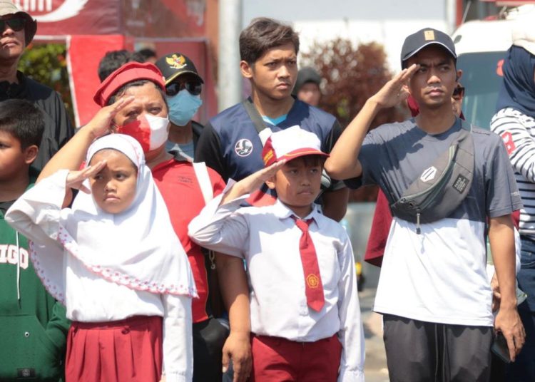 Para peserta upacara peringatan detik-detik Proklamasi HUT ke-78 Kemerdekaan RI di halaman Gedung Negara Grahadi Surabaya.