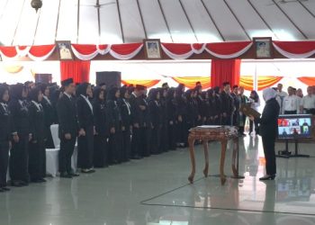 Bupati Anna Mu'awanah melantik pejabat fungsional yang dilaksanakan Pendopo Malowopati Pemkab Bojonegoro.