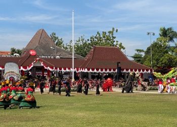 Suguhan kolaborasi berbagai unsur budaya Bojonegoro pada pra acara upacara HUT Ke-78 Kemerdekaan Republik Indonesia di Alun-Alun Kabupaten Bojonegoro.