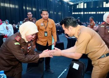 Wagub Jatim Emil Elestianto Dardak bersalaman dengan Kajati Jatim Mia Amiati saat peresmian gedung penyimpanan barang bukti dan barang rampasan Kejati Jatim di Kabupaten Mojokerto.