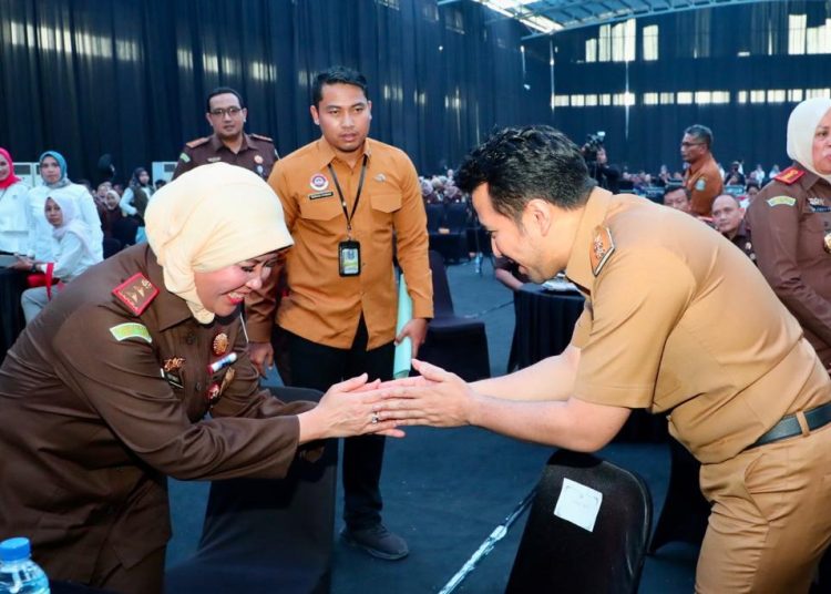 Wagub Jatim Emil Elestianto Dardak bersalaman dengan Kajati Jatim Mia Amiati saat peresmian gedung penyimpanan barang bukti dan barang rampasan Kejati Jatim di Kabupaten Mojokerto.