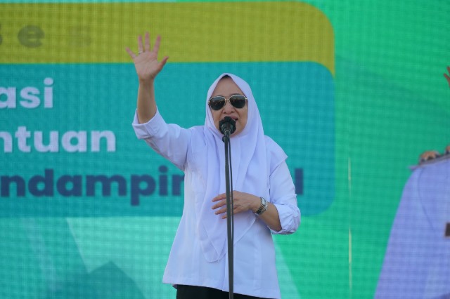 Bupati Bojonegoro Anna Mu'awanah dalam sosialisasi program MP ASI di lapangan Desa Gayam.