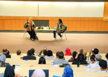 Gubernur Jawa Timur Khofifah Indar Parawansa saat memberikan kuliah umum di Coates Auditorium, Nottingham University Inggris Raya.