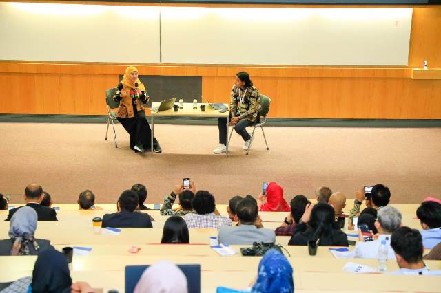 Gubernur Jawa Timur Khofifah Indar Parawansa saat memberikan kuliah umum di Coates Auditorium, Nottingham University Inggris Raya.