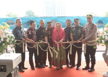 Bupati Bojonegoro Anna Mu’awanah memotong untaian bunga sebagai tanda pembukaan Expo UMKM di halaman Gofun Entertaiment Complex.