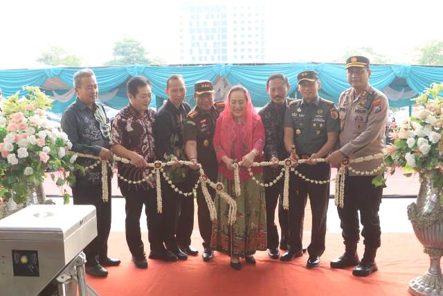 Bupati Bojonegoro Anna Mu’awanah memotong untaian bunga sebagai tanda pembukaan Expo UMKM di halaman Gofun Entertaiment Complex.