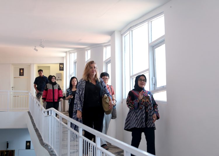 Kedatangan perwakilan Kedutaan Besar (Kedubes) Inggris Amanda McLoughlin disambut oleh Dekranasda Kota Surabaya Rini Indriyani di Kriya Gallery, MERR Surabaya.