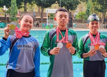 Para siswa SMPN 3 Bojonegoro dalam kejuaraan Bupati Cup tahun 2023 Cabang Olahraga renang.