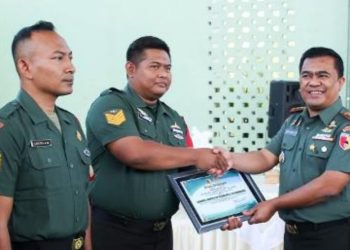 Pemberian penghargaan kepada  Babinsa berprestasi di jajaran Kodim Bojonegoro.