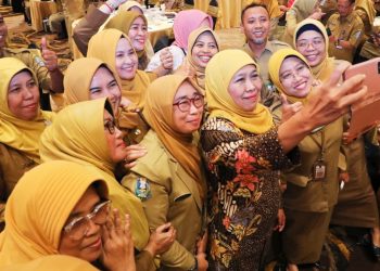 Gubernur Jatim Khofifah Indar Parawansa berswafoto dengan para ASN usai acara SAPA ASN Evaluasi dan Pembinaan ASN Pemprov Jatim se-Wilayah Kerja Bakorwil III Malang di Kota Malang.