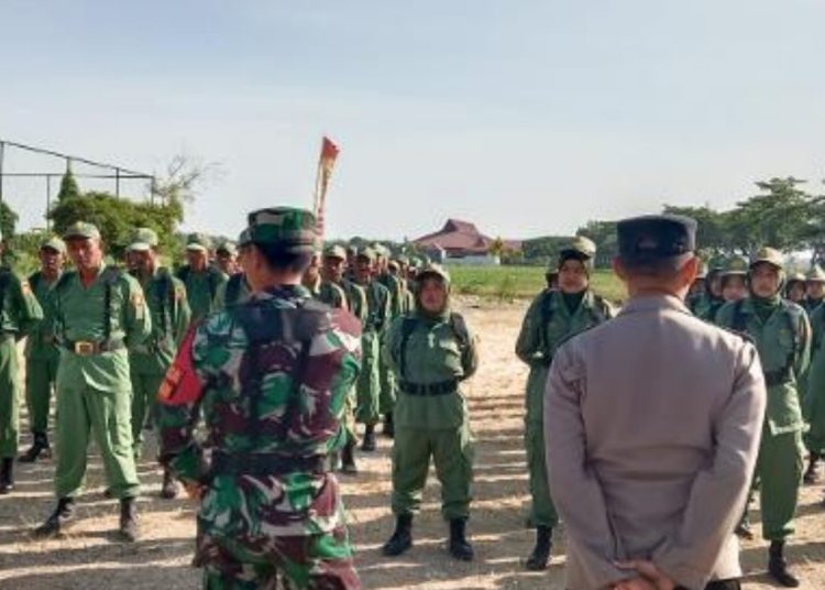 Pelatihan dan pemantapan gerakan dasar Peraturan Baris Berbaris (PBB) terhadap anggota Linmas Desa Plesungan.