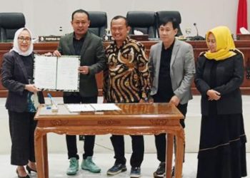 Bupati Bojonegoro Anna Mu'awnah bersama pimpinan DPRD Bojonegoro dalam rapat paripurna di DPRD Bojonegoro.