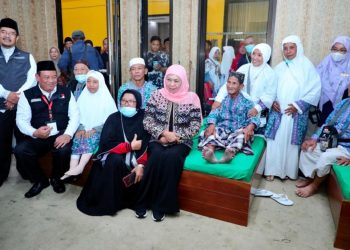Gubernur Jawa Timur Khofifah Indar Parawansa bersama jemaah haji Surabaya Kloter 87 di gedung Muzdalifah Asrama Haji Surabaya.