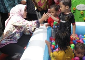 Ketua TP PKK Surabaya Rini Indriyani menyapa anak-anak dalam SOTH di Balai RW 6 Waringin Sawunggaling Kelurahan Sawunggaling, Kecamatan Wonokromo.