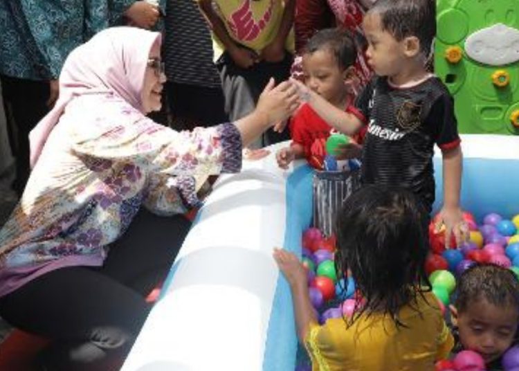Ketua TP PKK Surabaya Rini Indriyani menyapa anak-anak dalam SOTH di Balai RW 6 Waringin Sawunggaling Kelurahan Sawunggaling, Kecamatan Wonokromo.