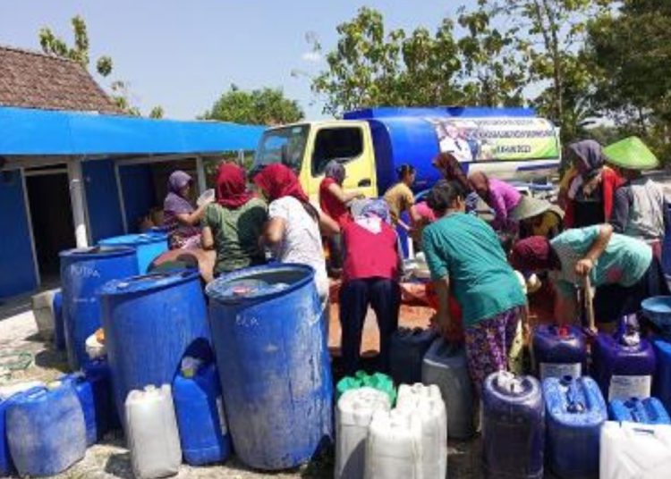 Salah satu droping air bersih oleh Badan Penanggulangan Bencana Daerah di wilayah yang mengalami kekeringan di wilayah Bojonegoro.