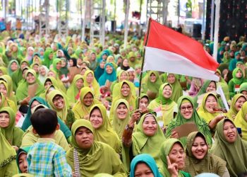 Pengajian akbar yang diselenggarakan oleh PC Muslimat NU Madiun di Alun-Alun Reksogati Caruban Madiun.