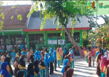 Para siswa SDN Megale I berbaur dengan siswa SDN Megale II Kecamatan Kedungadem setelah kedua sekolah itu dimerger.