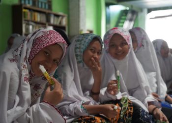 Sejumlah santri Ponpes Al Hamdaniyah mencoba aroma therapy produk kesehatan Plossa.