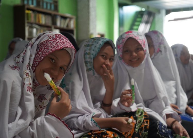 Sejumlah santri Ponpes Al Hamdaniyah mencoba aroma therapy produk kesehatan Plossa.