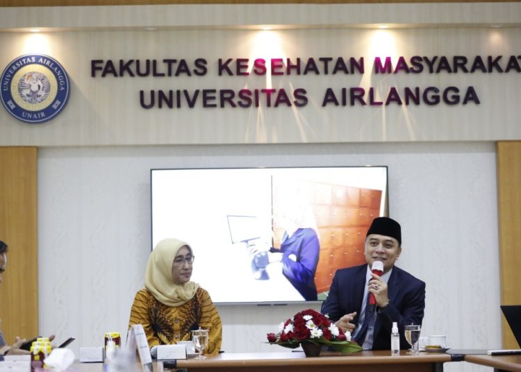 Wali Kota Surabaya Eri Cahyadi saat berada di Fakultas Kedokteran Universitas Airlangga (Unair) dalam upaya kolaborasi pencegahan dan penurunan stunting.