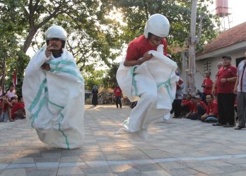 Orang Dengan Gangguan Jiwa (ODGJ) yang dirawat Liponsos Keputih Surabaya mengikuti lomba balap karung.