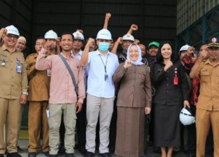Bupati Bojonegoro Anna Mu'awanah saat berada di Modern Rice Milling Plant (MRMP) milik Bulog di Desa Kunci, Kecamatan Dander.