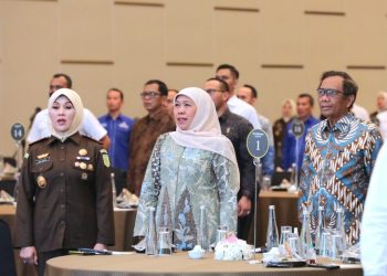 Gubernur Jatim Khofifah Indar Parawansa bersama Menkopolhukam Mahfud MD saat menghadiri Forum Diskusi Sentra Penegakan Hukum Terpadu (Gakkumdu) Wujudkan Pemilu Bersih di Surabaya.