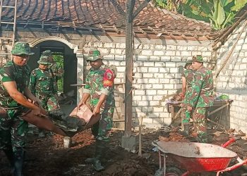 Koramil 09/Sumberrejo Kodim 0813 Bojonegoro memperbaiki rumah Saat (65) warga RT 011/RW 001 Desa Jatigede, Kecamatan Sumberrejo yang mengalami musibah kebakaran.