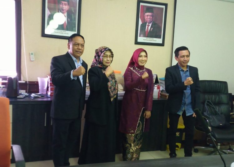 Tri Indah Ratna Sari (dua dari kanan) bersama unsur pimpinan Komisi B
DPRD Surabaya.
