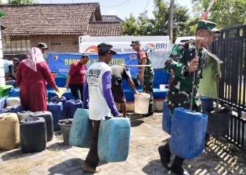 Pendistribusian air bersih untuk warga Dusun Karung RT 002/RW 001 Desa Tulungrejo, Kecamatan Sumberrejo, Kabupaten Bojonegoro.
