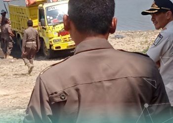 Satpol PP Bojonegoro melakukan penertiban aktivitas tambang pasir di sungai Bengawan Solo.