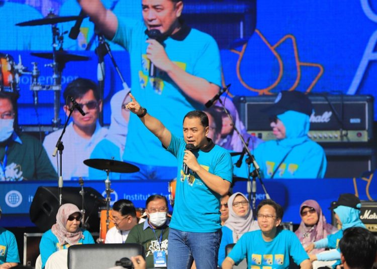 Wali Kota Surabaya Eri Cahyadi memberikan motivasi kepada mahasiswa baru dalam ITS Climate Action.