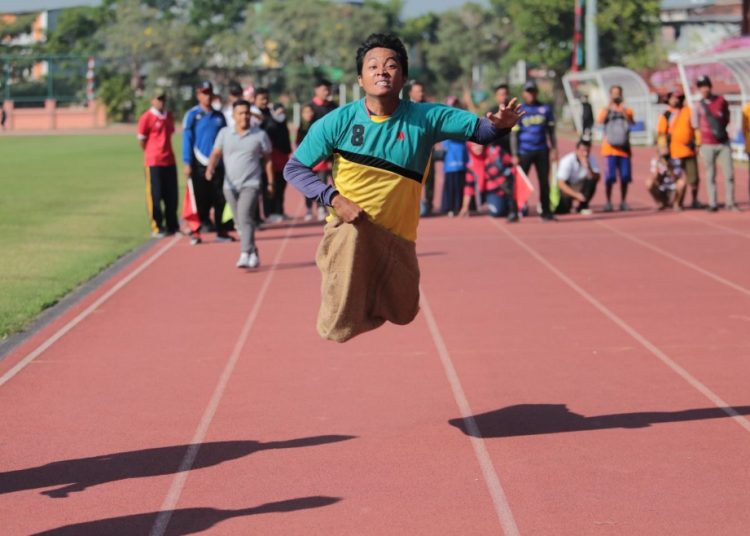 Balap karung menjadi salah satu lomba yang dipertandingkan untuk memeriahkan dan memperingati Hari Ulang Tahun (HUT) ke-78 Republik Indonesia yang dilaksanakan Pemkot Surabaya.
