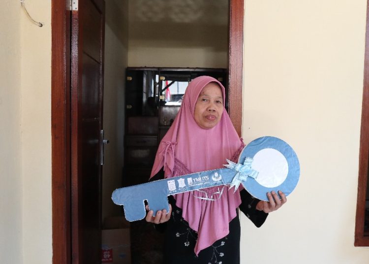 Siti Badriyah menerima kunci rumah secara simbolis setelah rumahnya dibenahi oleh Pemkot Surabaya dan IKA ITS Jatim.