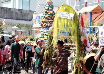 Gelaran sedekah bumi Kampung Ngesong RW 06 Dukuh Kupang, Kelurahan Dukuh Kupang, Kecamatan Dukuh Pakis, Surabaya.