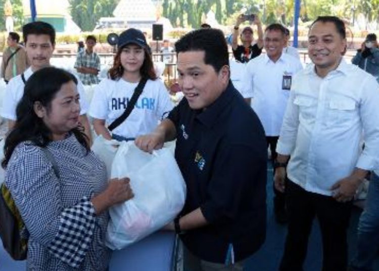 Menteri BUMN RI Erick Thohir bersama Wali Kota Surabaya Eri Cahyadi dalam gelaran Pasar Murah Surabaya.