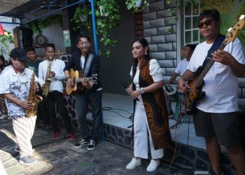 Dalam rangka perayaan hari jadi Kampung Lawas Maspati Surabaya ke-10, digelar perrunjukkan Jazz Kampoeng.