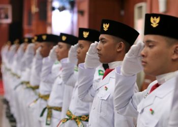 Pengukuhan Paskibra Surabaya yang berlangsung di Graha Sawunggaling, Gedung Pemkot Surabaya.