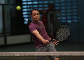 Wali Kota Surabaya Eri Cahyadi dalam lomba tenis antar kepala perangkat daerah di lapangan PDAM Surya Sembada, Jalan Ngagel Tirto V, Kelurahan Ngagelrejo, Kecamatan Wonokromo.